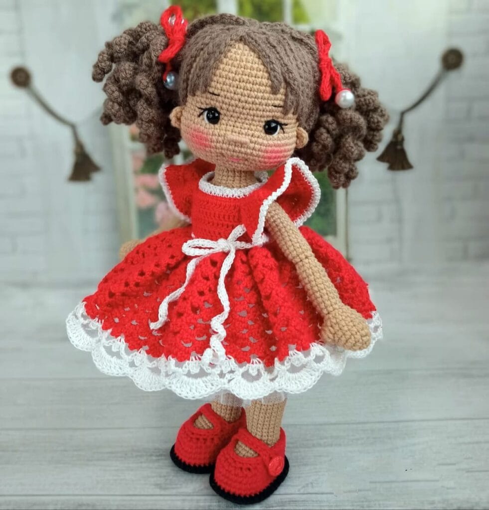 muñeca amigurumi roja