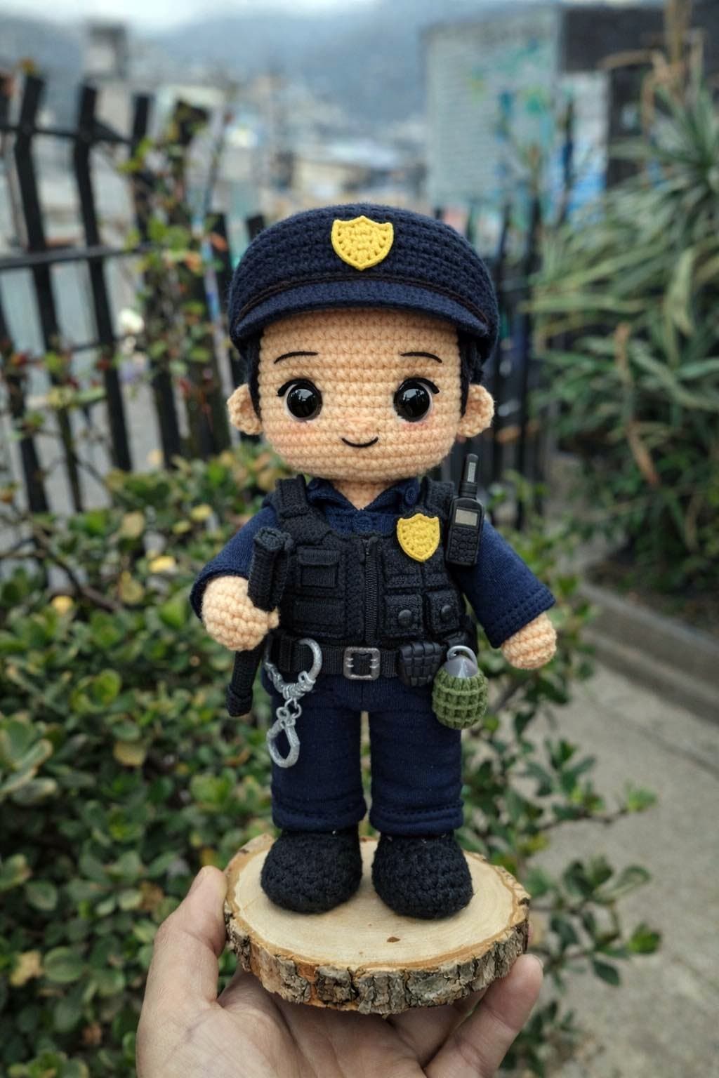policial de amigurumi